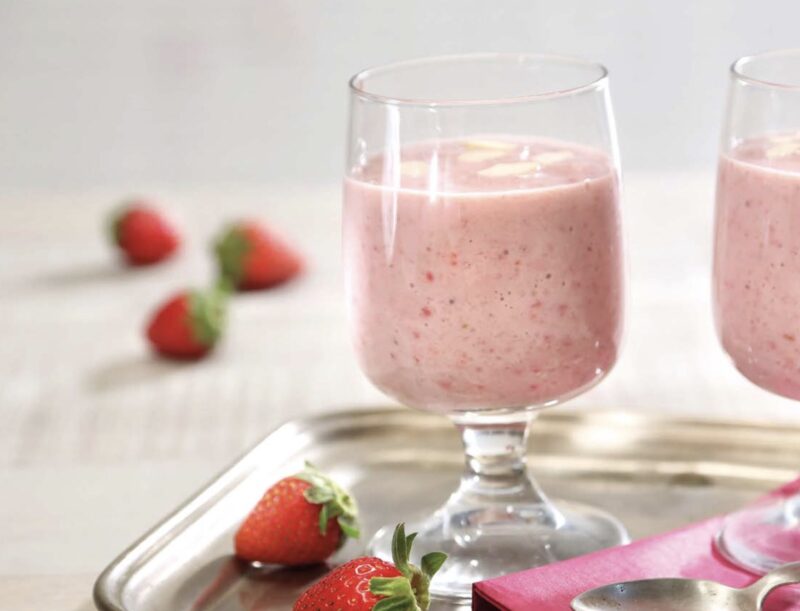 Frullato di banana, tofu, fragole e cocco