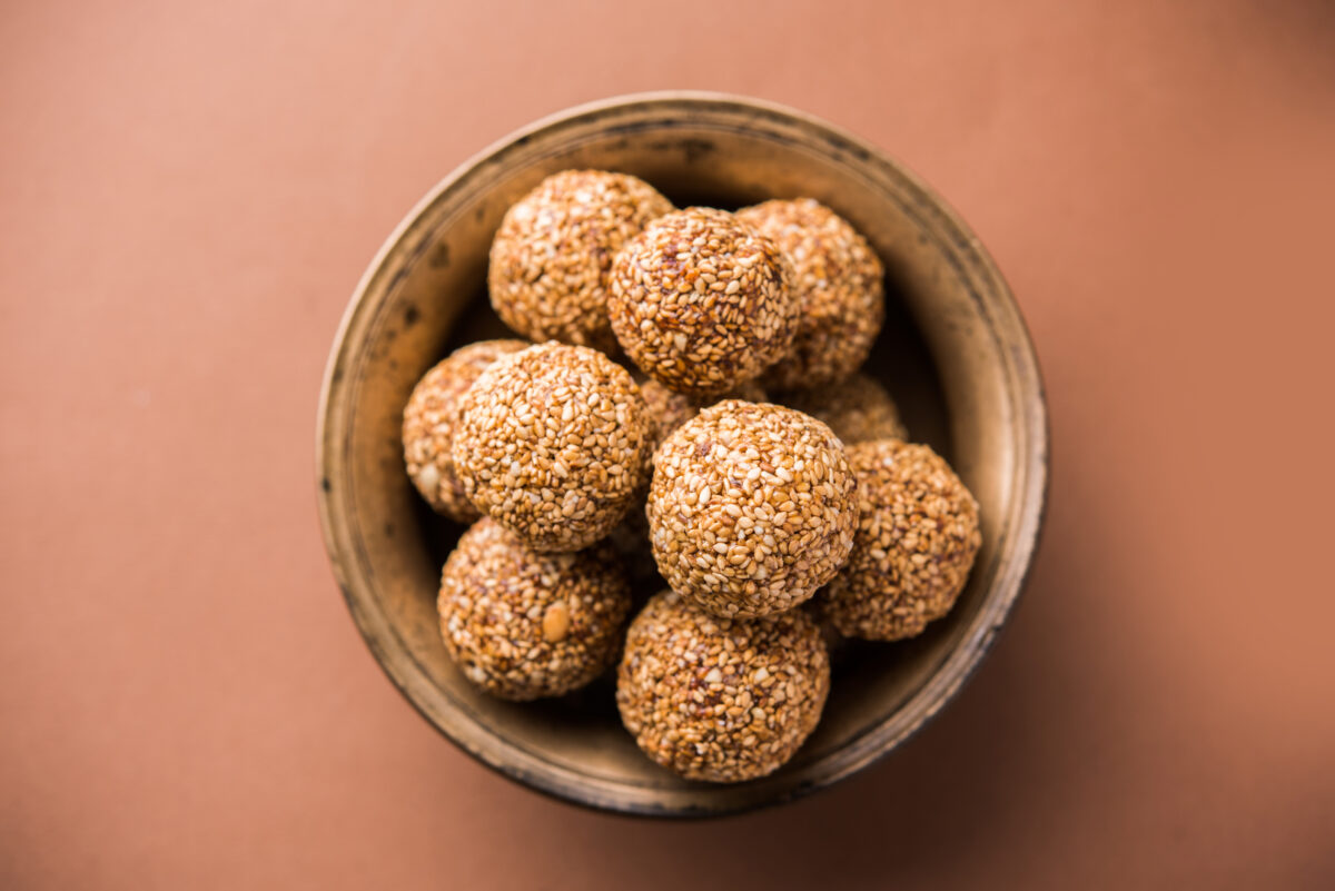 Palline di mandorle e noci al sesamo: la ricetta