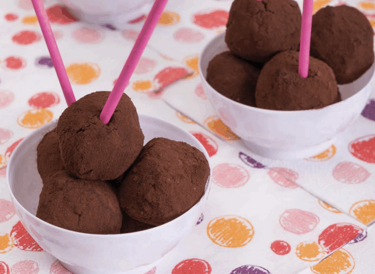 Tartufotti di cioccolato, frutta secca e datteri