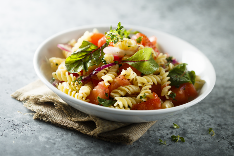 I fusilli ai profumi dell'orto, la ricetta di un primo piatto vegan dai sapori decisamente primaverili, ricco di gusto e di salute.
