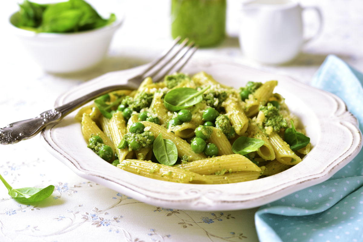 Pasta di grano antico con ragù di tempeh e verdure primaverili