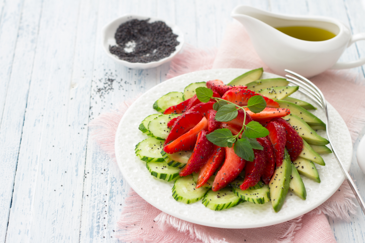 Insalata di fragole e cetrioli con semi misti
