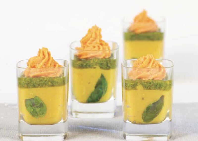 Crema di lenticchie rosse con salsa verde e mousse di peperoni