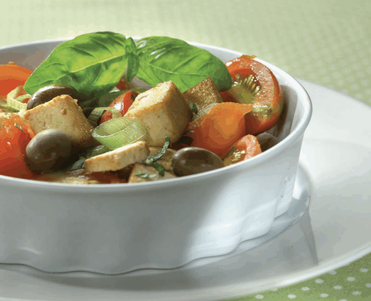 Insalata fredda di tofu, pomodorini, olive ed erbe aromatiche