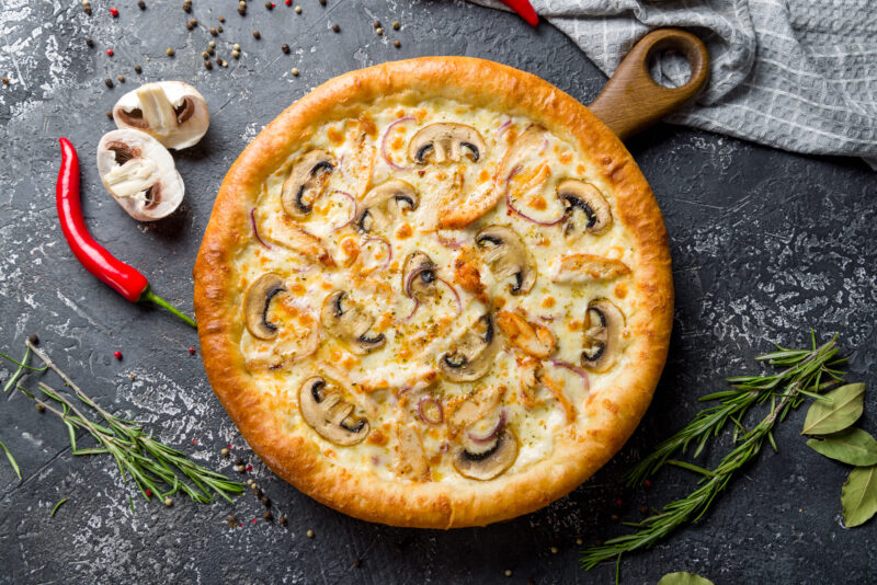Torta salata con patate e funghi cremosi