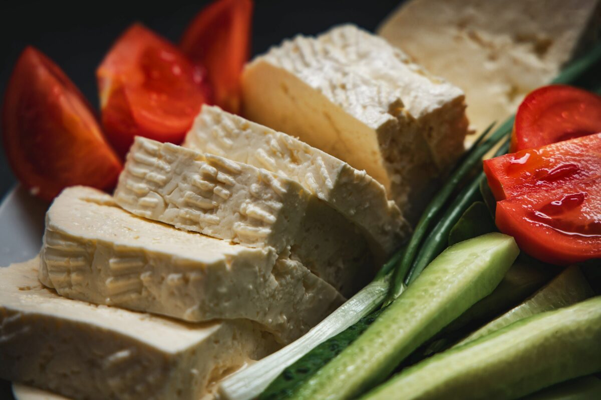 Tofu saporito con mandorle e verdure a foglia