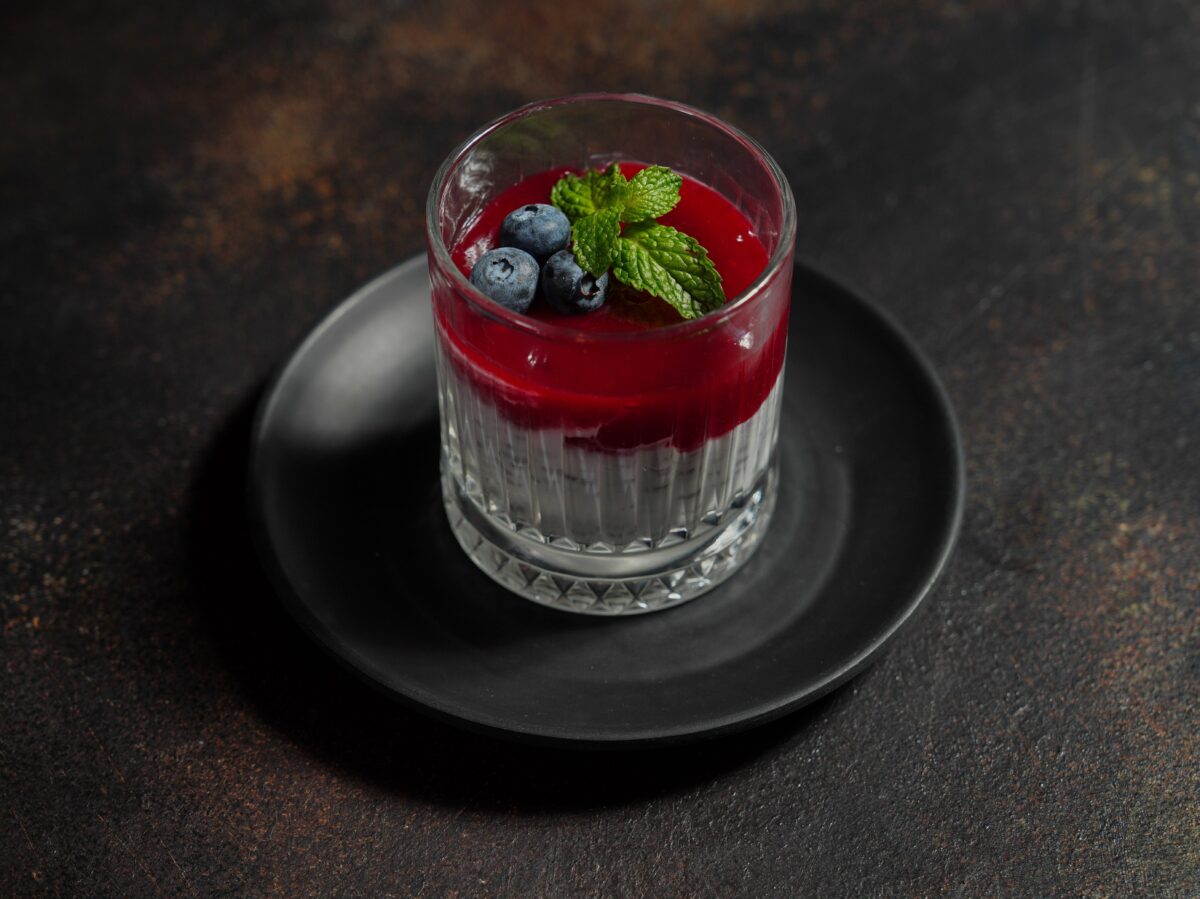 Panna cotta al limone e vaniglia con salsa di mirtilli