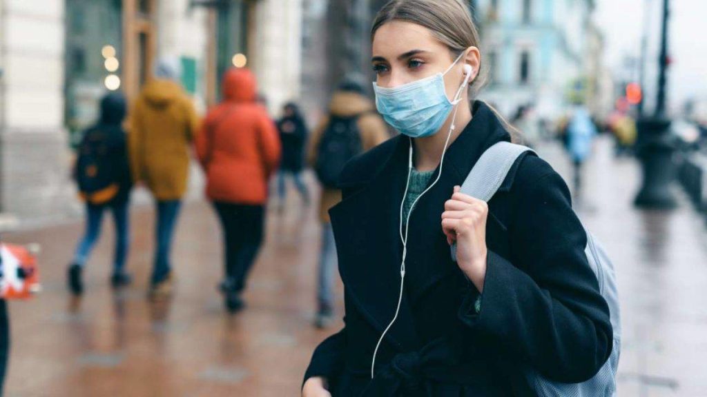 Mascherine obbligatorie per tutti, sempre e dovunque? Cinque organizzazioni di medici dicono no