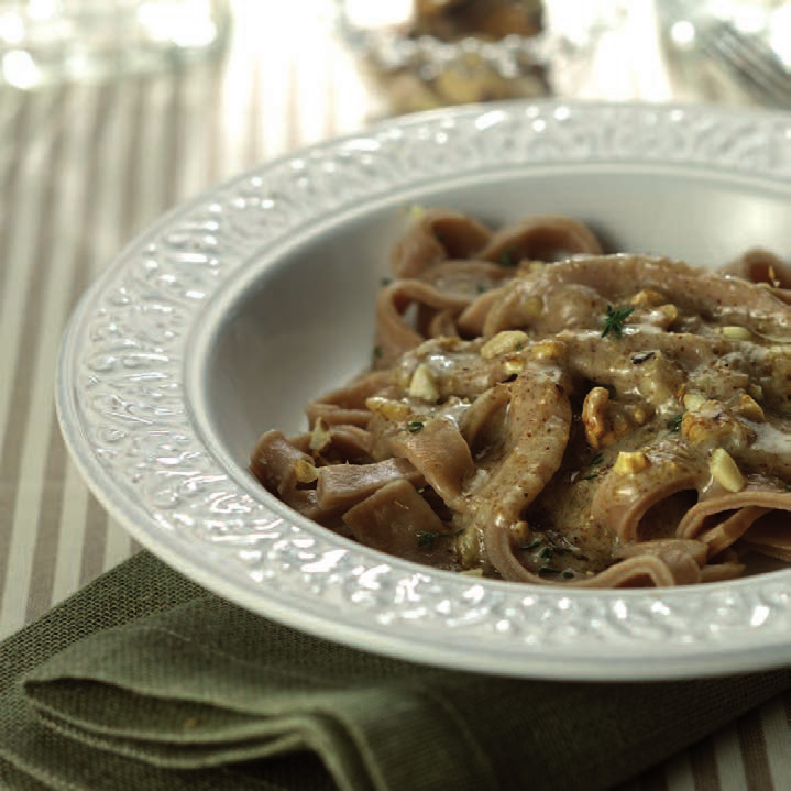 Tagliatelle di farina di castagne con sugo alle noci