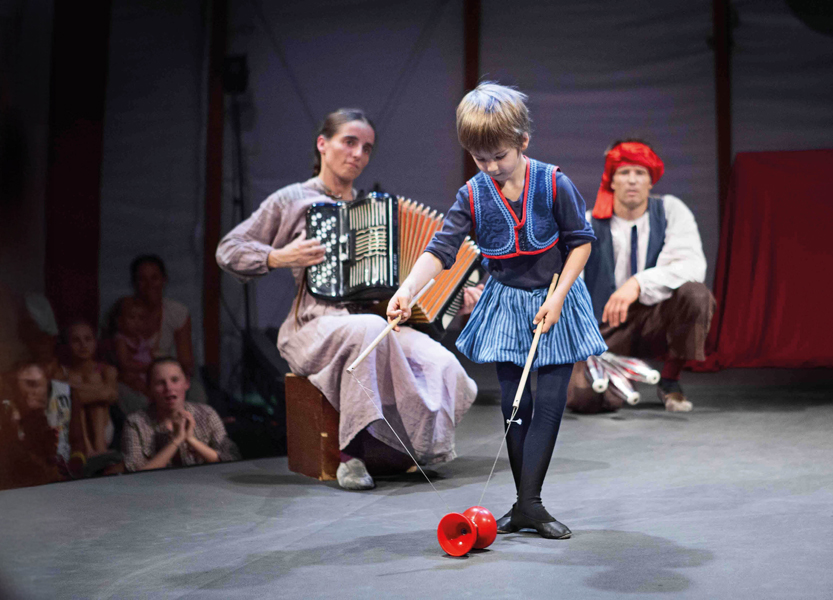 Il teatro-circo errante che fa rivivere le fiabe popolari
