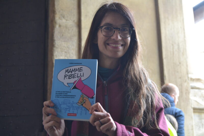 Linda Maggiori con il suo libro "Mamme ribelli"