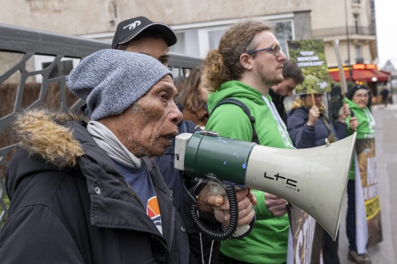 ‘Cessate le attività minerarie o il mio popolo morirà’: l’appello di manifestanti indigeni a una multinazionale francese