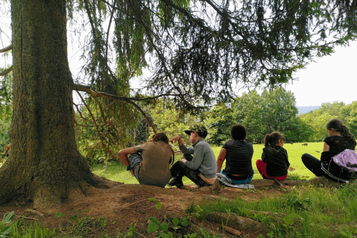 Iperprotetti fuori e abbandonati dentro: il bisogno dei giovani di tornare in natura