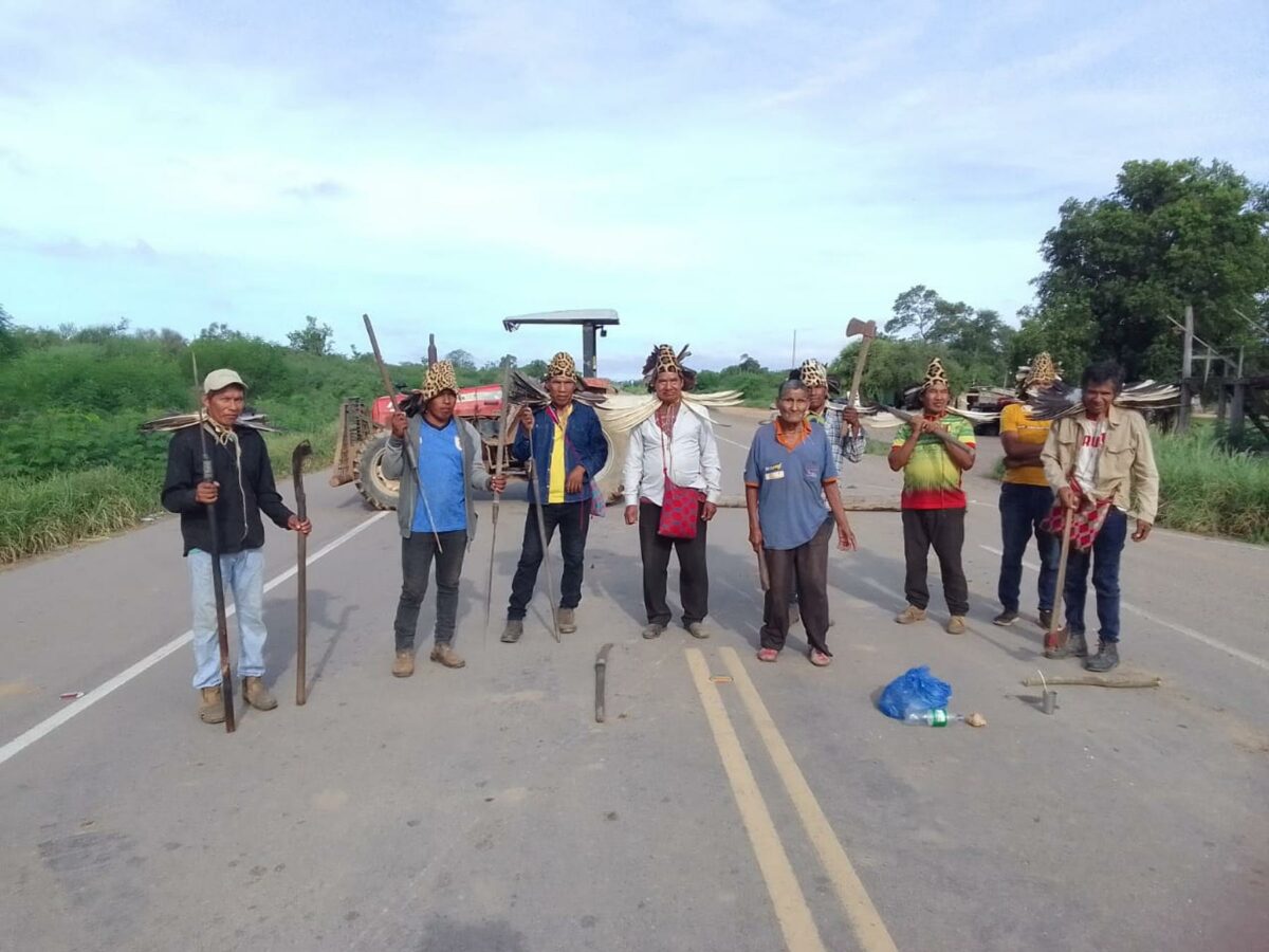 Paraguay, Ayoreo bloccano una strada per fermare la distruzione della foresta