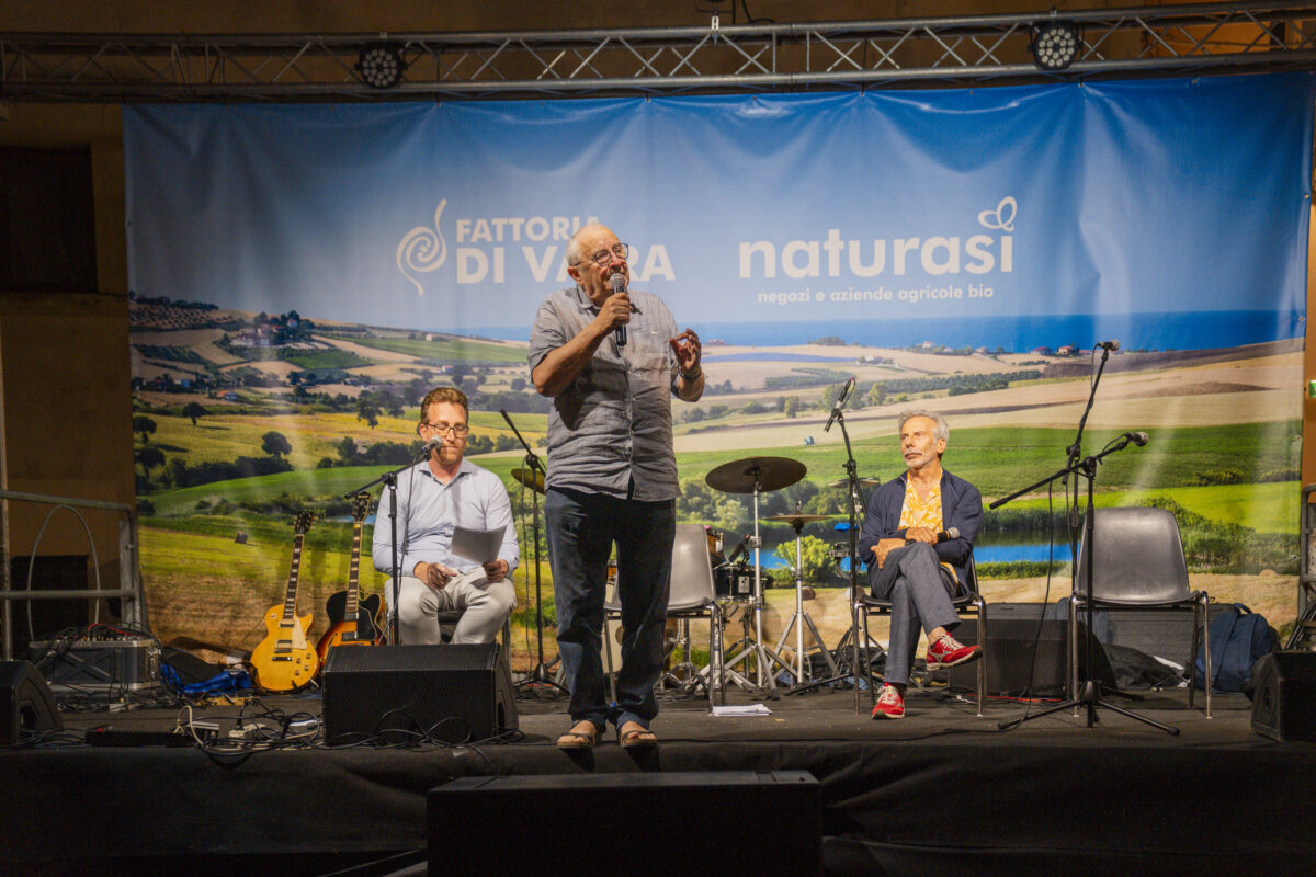 Fabio Brescacin, presidente di NaturaSì, sul palco insieme a Giovanni Storti e Fabio Cordella della Fattoria Di Vaira