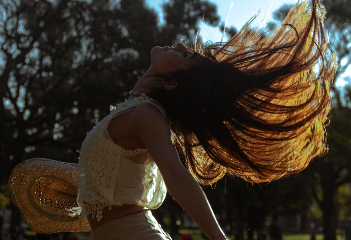 Capelli fragili in estate: l’approccio naturale e sostenibile per proteggerli dal caldo