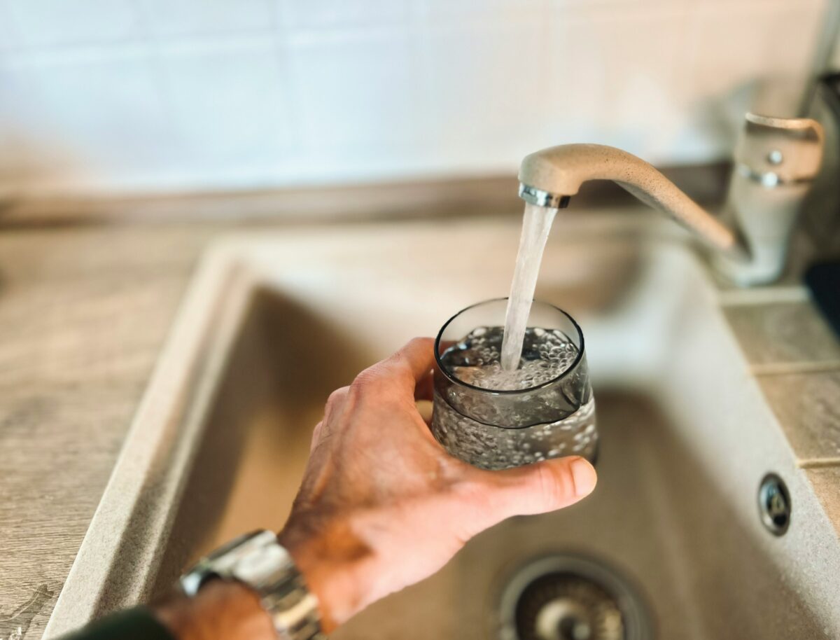 Meno plastica e meno sprechi: l’acqua del rubinetto come scelta consapevole
